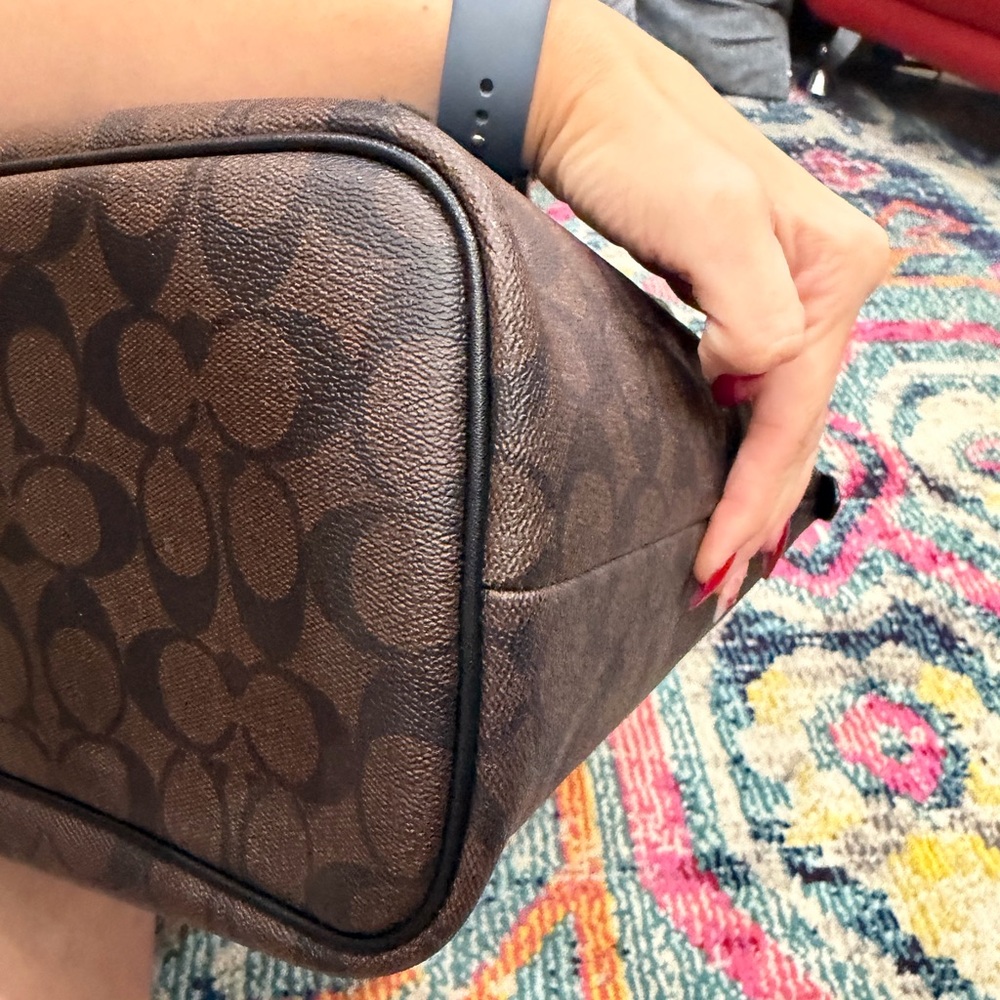 👜 Coach Gallery Tote in Brown Signature canvas with Gold Hardware - Picture 4 of 13